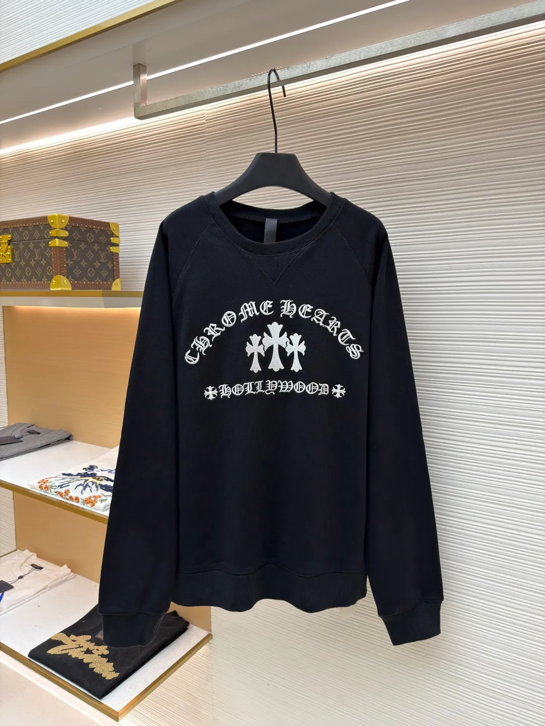 Chrome Hearts cross embroidery sweatshirt ●Original version: 12,000 purchased and developed ●Item number: 1681740-A75 ●Fabric: Korean cotton and linen sweatshirt fabric ●Technology: embroidery production ●Color: black ●Version: fitted version ●Weight: about 690 grams ●Size: S-M-L-XL ●Description: This Crouch sweetheart sweatshirt is made of 32-count double-ply combed cotton blend fabric, which has been pre-shrunk and feels soft and waxy and not easy to pill. The neckline is made of three-needle rib stitching + inner lining to enhance wearability; the sleeve shoulders are made of raglan overlocking technology, allowing movement without any sense of restriction. The front pattern is presented with three-dimensional silver thread embroidery: the letters are "arc-shaped misaligned embroidery", and the superposition of the cross is "raw edge distressed". The embroidery thread tension is even, and the stitch density reaches 18 stitches per square centimeter, restoring the brand's iconic retro texture. The cuffs and hem are ribbed with the same material, and the inner seam stitching is arranged at an equal distance of 0.3cm. The details reflect high-end ready-to-wear standards. The overall wiring is straight and delicate, the fabric is comfortable and soft, and the color is consistent without color difference. It can be matched with the same style to create a fashionable look and control various occasions. Customized accessories, complete with three standards, same style for men and women!